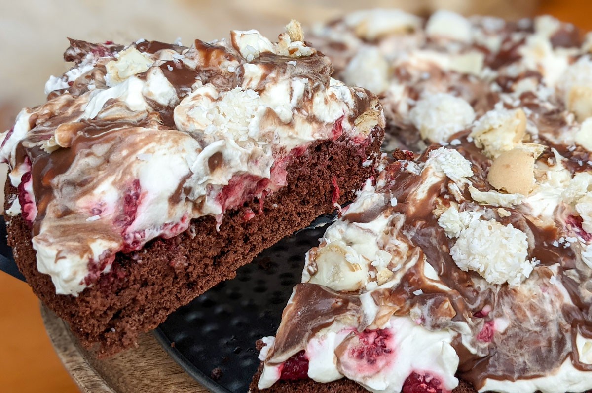 Sahnetorte aus Schokobiskuit mit Himbeeren