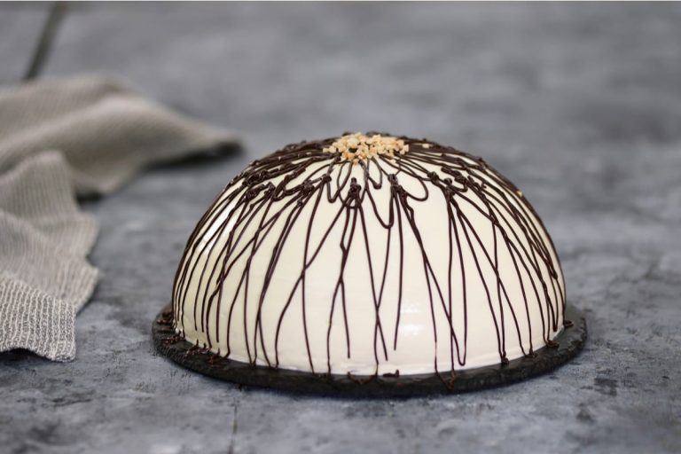 Sahnetorte mit Bananen, Walnüssen und Biskuit