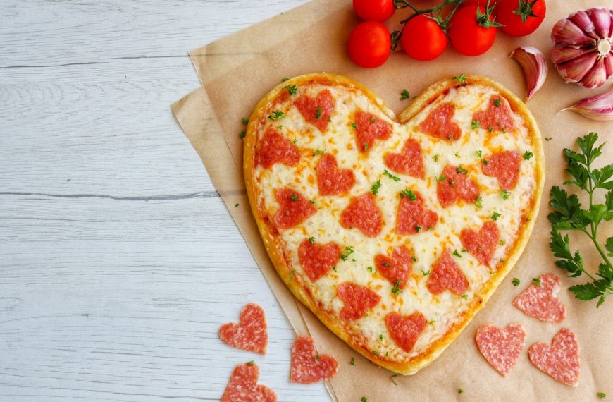 Salami Pizza mit Mozzarella zum Muttertag