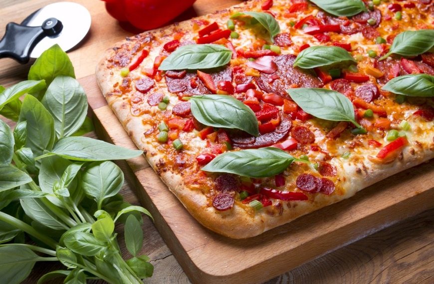 Salami Pizza mit Paprika, Tomatensoße und Käse selber machen