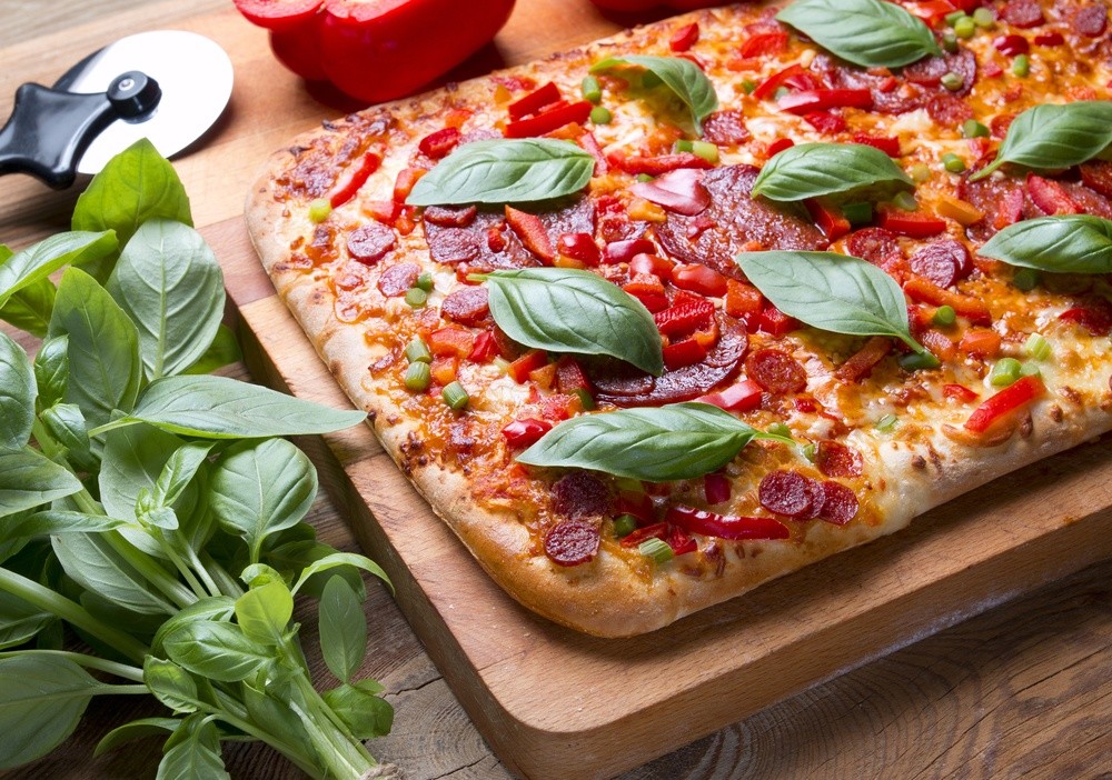 Salami Pizza mit Paprika