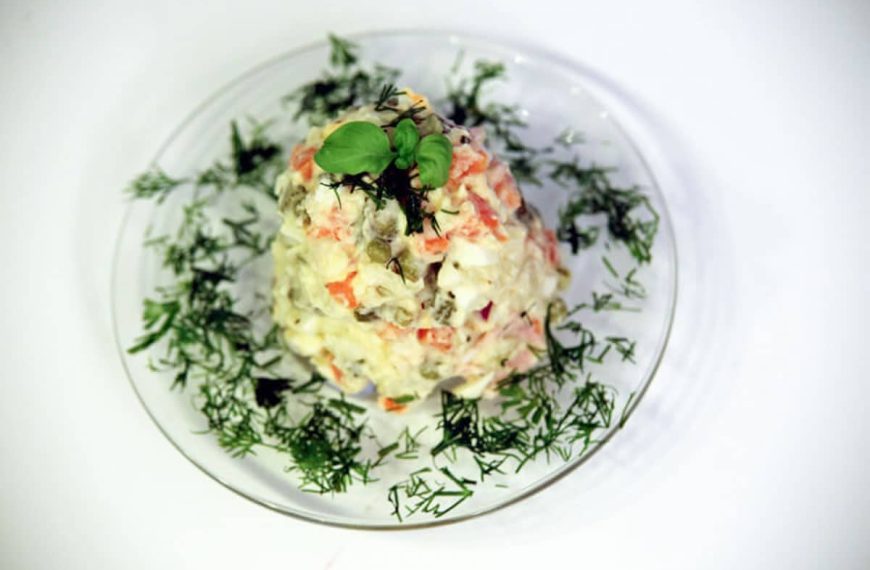 Salat Olivie mit Wurst, Kartoffeln und Mayonnaise