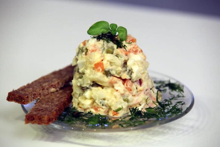 Rohkost Salat mit Apfel, Karotten, Nüssen und Haferflocken