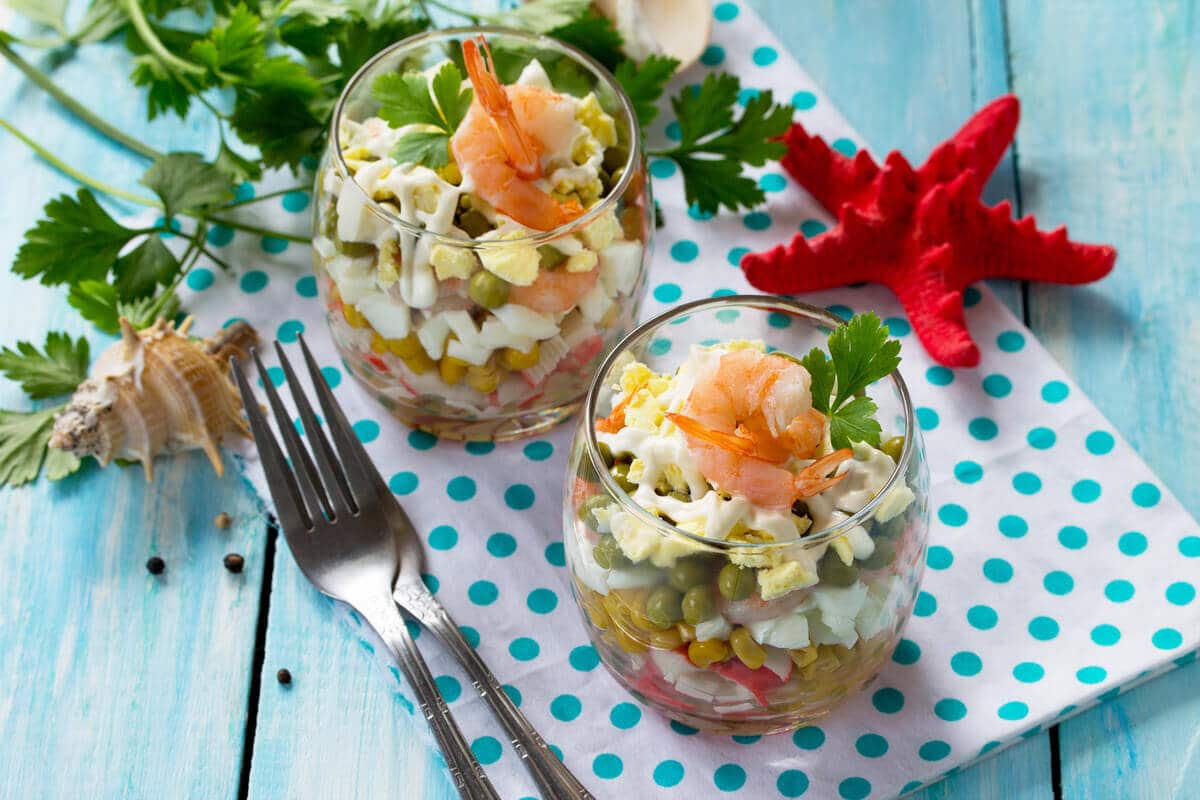 Salat im Glas mit Garnelen