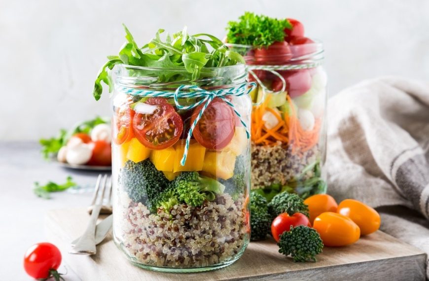 Salat im Glas mit Quinoa, Rucola und Tomaten