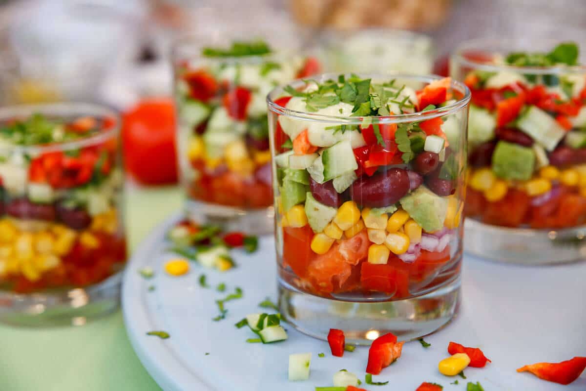 Salat im Glas mit Tomaten
