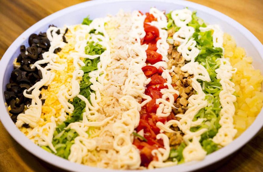 Salat mit Fleisch, Eiern, Gemüse und Käse – Schichtsalat „Über…