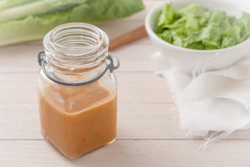 Salatdressing mit Sojasauce, Erdnussbutter und Ingwer