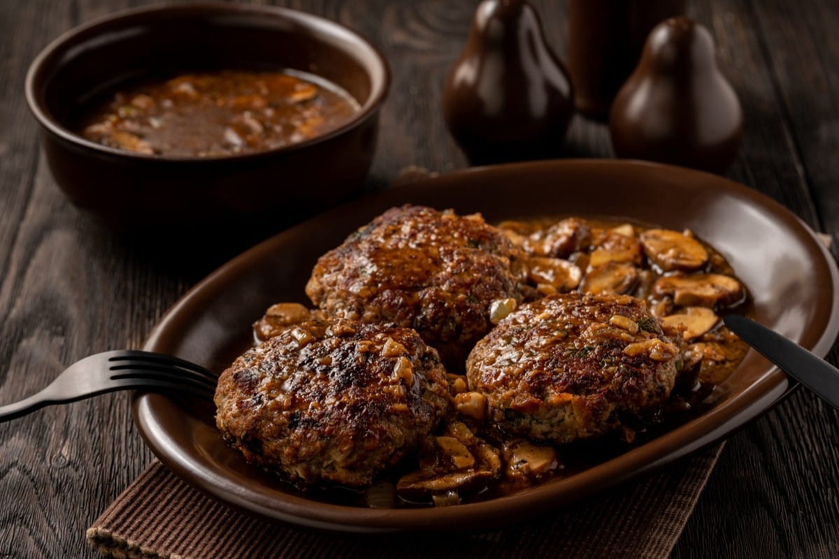 Salisbury Hacksteaks aus Rinderhackfleisch in Champignonsoße