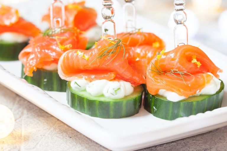 Salzige Canapés mit Räucherlachs, Salatgurken und Frischkäse