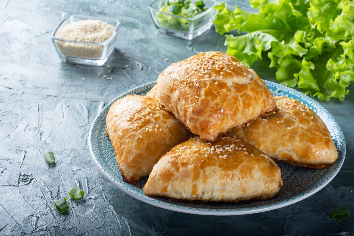 Samosa Teigtaschen mit Hähnchen und Zwiebeln