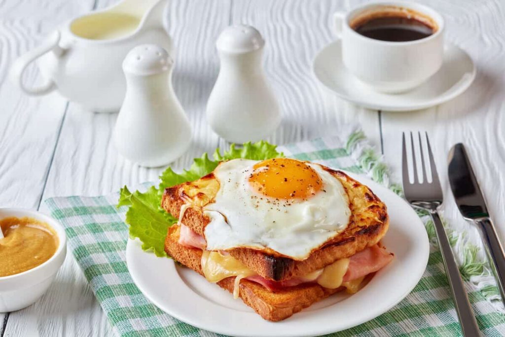 Sandwich Croque Madame mit heißem Käse