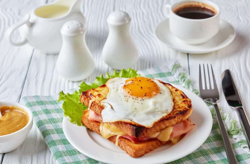 Sandwich Croque Madame mit heißem Käse, Schinken und Spiegelei