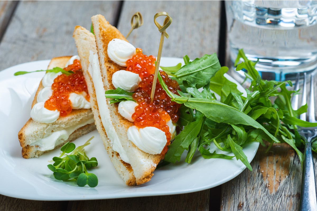 Sandwich Toast mit Mozzarella und rotem Kaviar