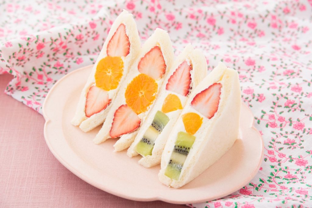 Sandwich mit Sahne und Obst zum Frühstück oder als Dessert