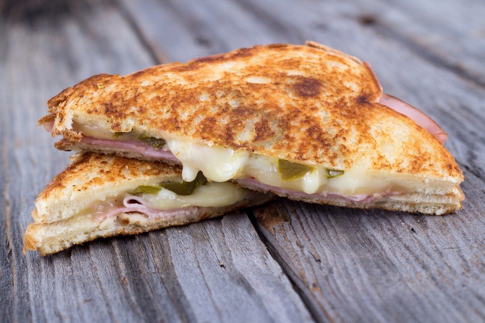 Sandwiches mit Käse, Schinken und Jalapenos