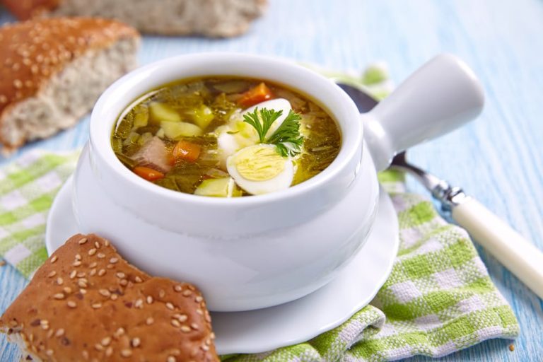 Sauerampfersuppe mit Reis, Kartoffeln und Kasseler