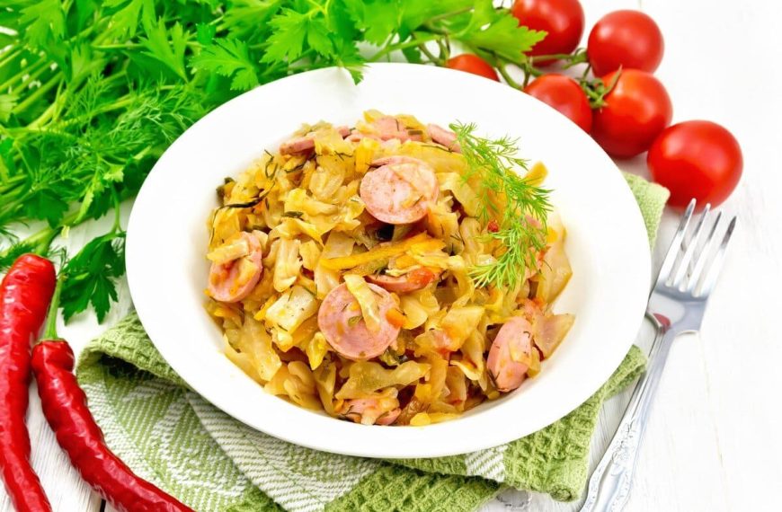 Sauerkraut Eintopf mit Würstchen, Karotten und Tomatenmark