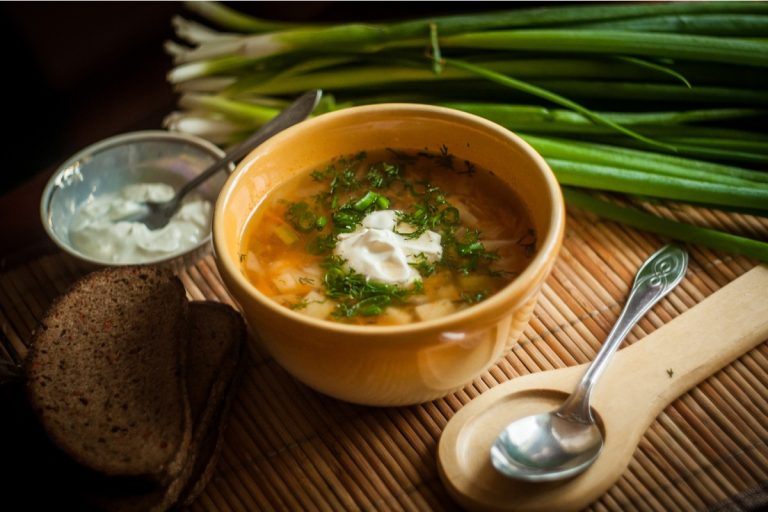 Sauerkrautsuppe mit Hähnchenfleisch, Kartoffeln und Paprika