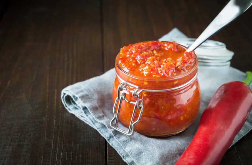 Scharfe Grillsauce mit Gemüse, Tomatenmark und Äpfeln