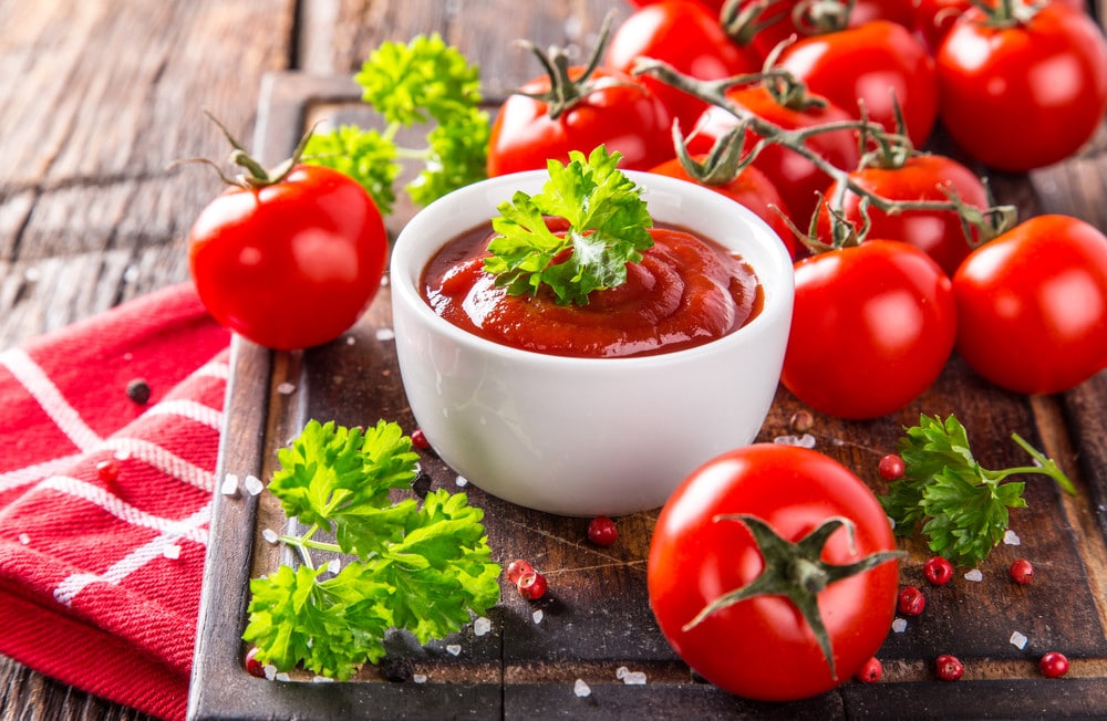 Scharfe Tomatensoße mit Pflaumen und Walnüssen