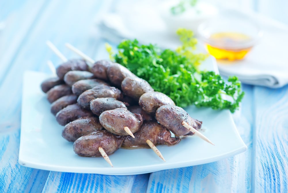 Schaschlik Hähnchen Herzen auf Spießen aus dem Backofen