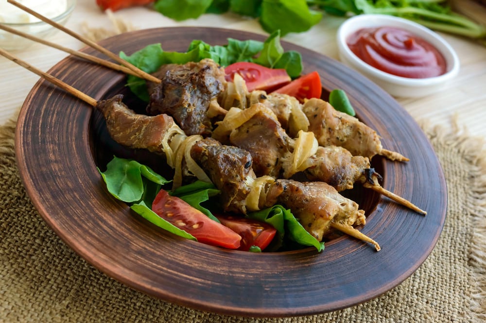 Schaschlik Spieße mit Schmand und Senf Marinade aus dem Backofen