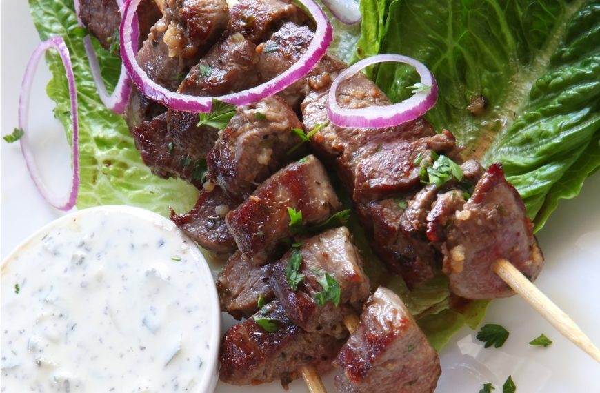Schaschlik aus Lammfilet mit Minze, Chili und Joghurtsoße