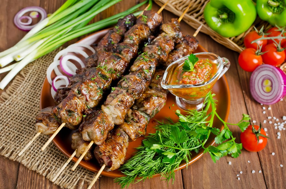 Schaschlik aus Leber und Nieren in Tomaten und Rotwein Marinade