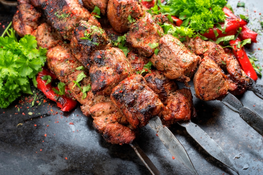 Schaschlik aus Schweinefleisch in Tomatenmarinade