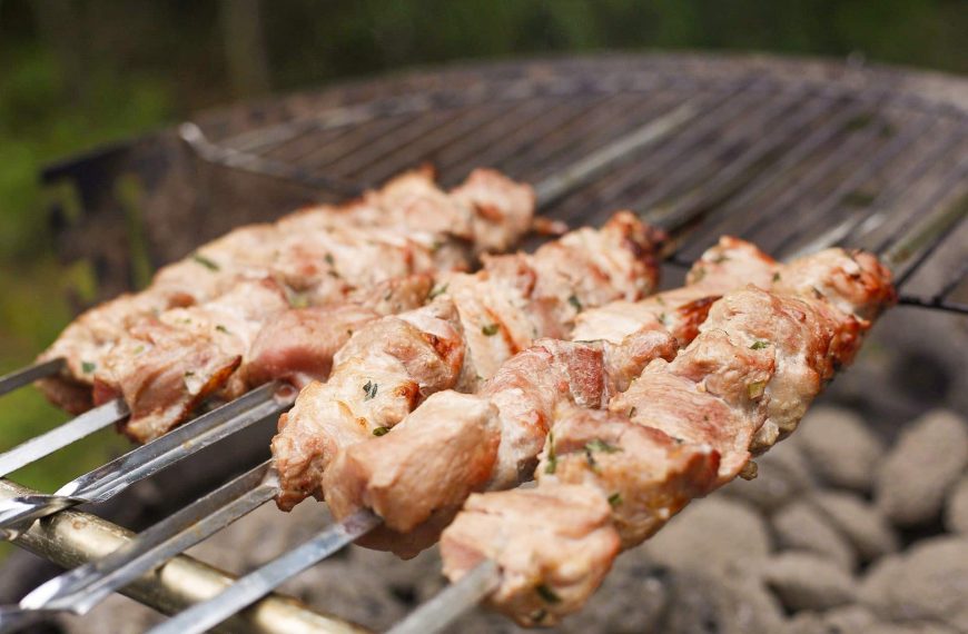 Schaschlik aus Schweinefleisch mit Knoblauch und Kokosmilch Marinade