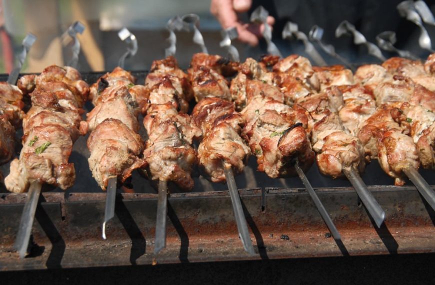Schaschlik aus Schweinenacken in Mayonnaise und Senf