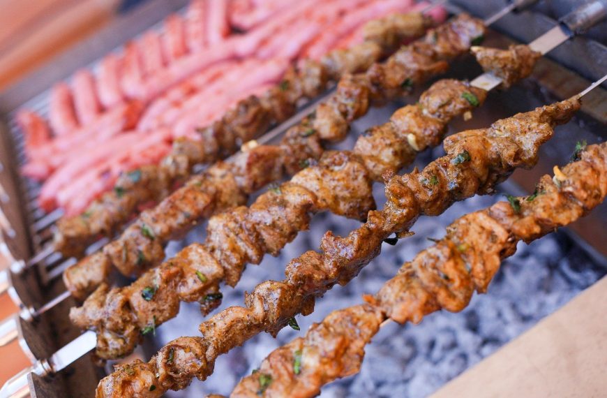 Schaschlik mit Koriander und Joghurt Sauce