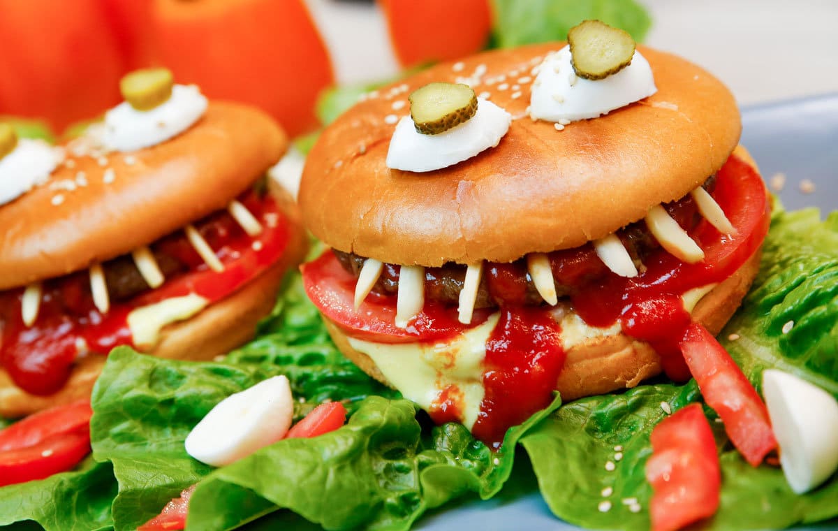 Schaurige Halloween Monster Hamburger mit Tomaten