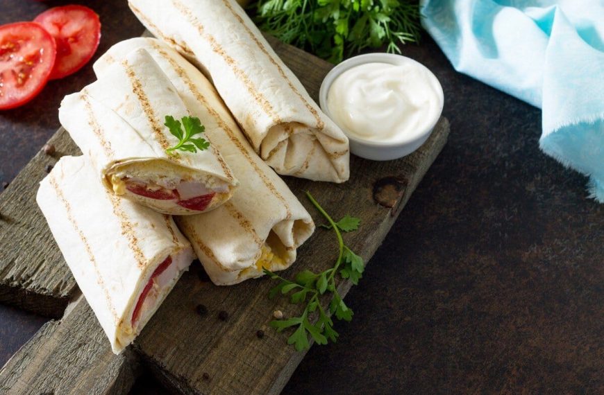 Schawarma mit Schinken und Gemüse. Minimale Zutaten, maximaler Geschmack
