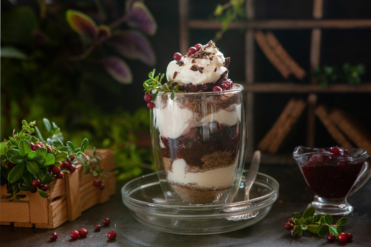 Schichtdessert mit Roggenbrot