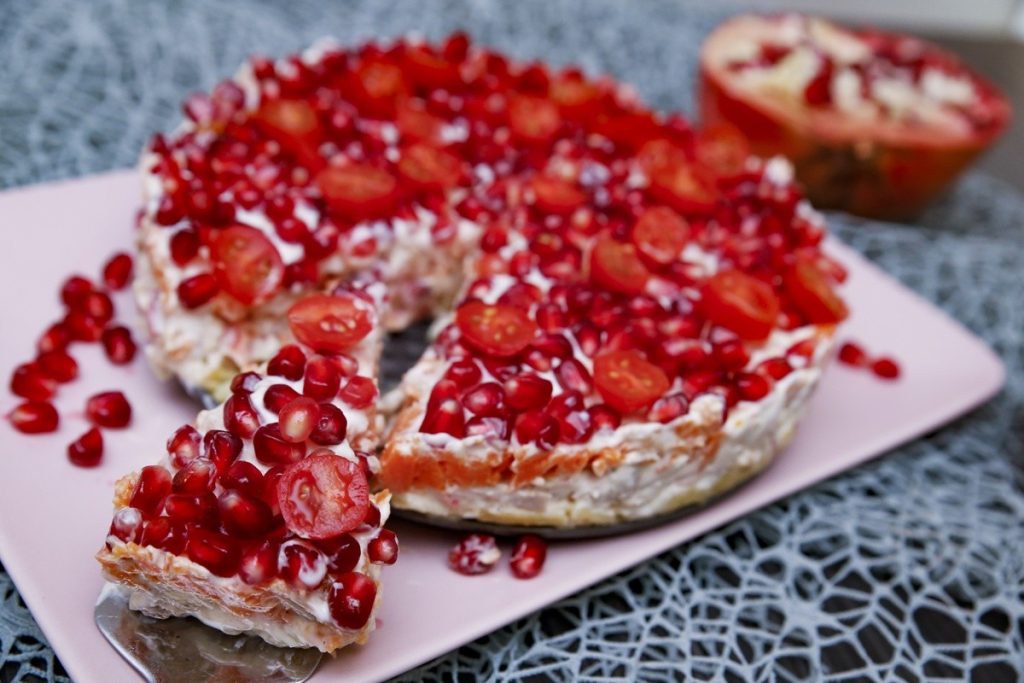 Schichtsalat Rotkäppchen mit Granatapfel und Gemüse