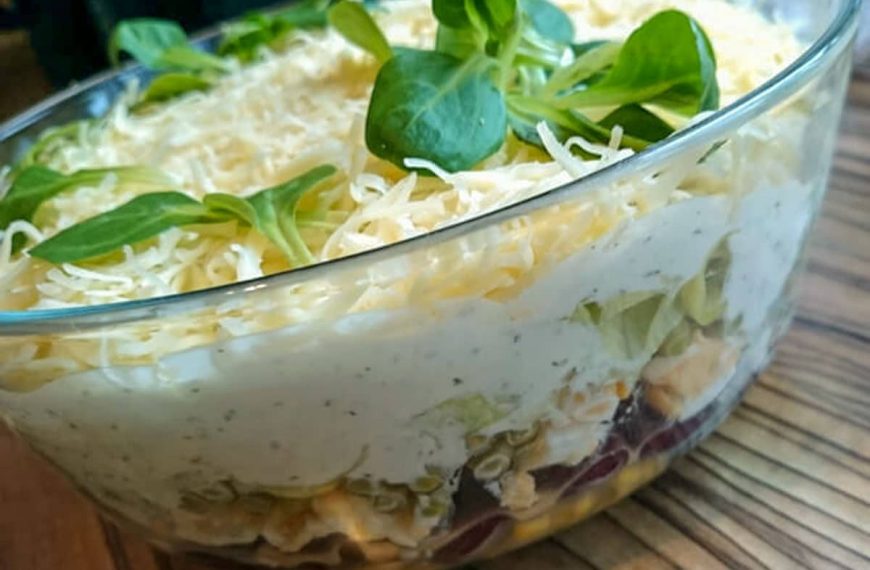 Schichtsalat mit Eiern, Eisberg, Mais und Bohnen