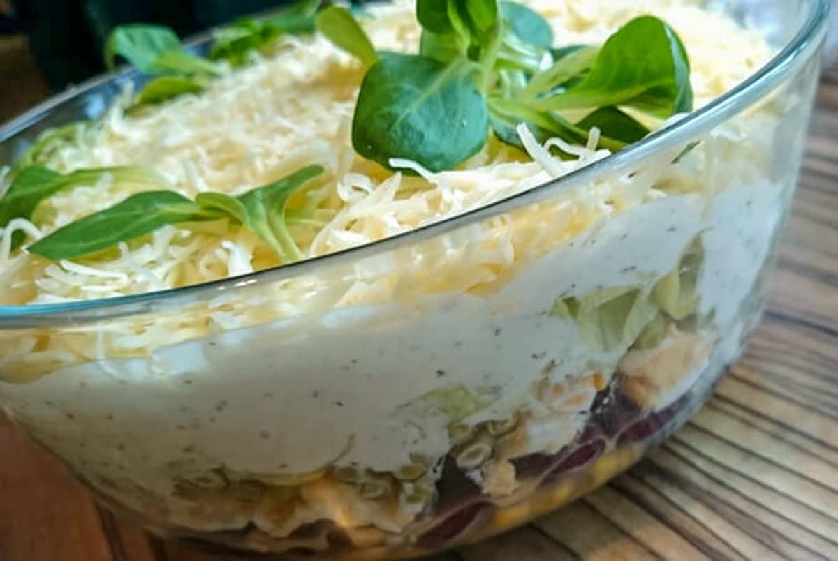 Schichtsalat mit Eiern