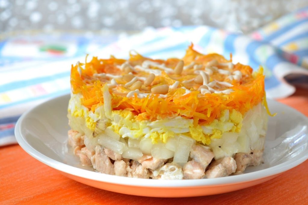 Schichtsalat mit Fisch