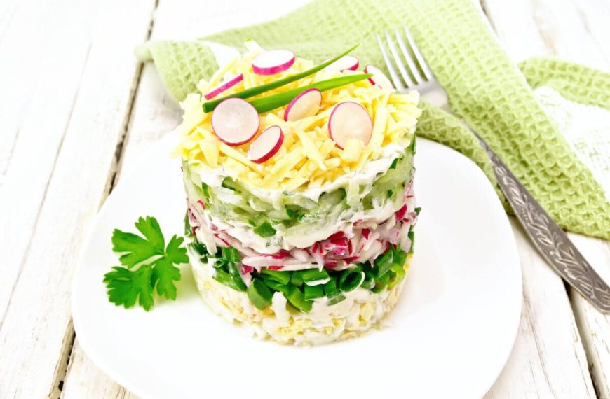 Schichtsalat mit Gurken, Radieschen, Eiern und Käse – Frühlingssalat