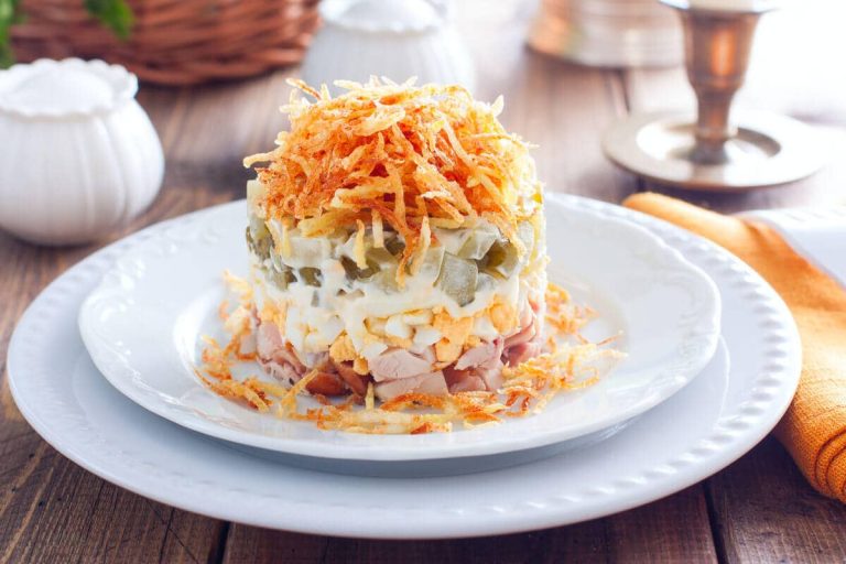 Schichtsalat mit Hähnchen, Kartoffeln, Avocado und Eiern