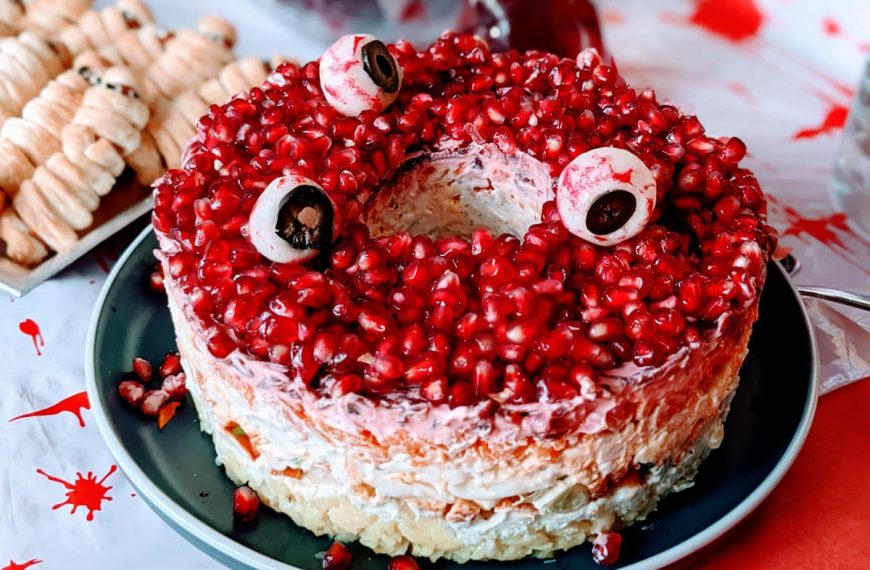 Schichtsalat mit Hähnchen und Gemüse zum Halloween