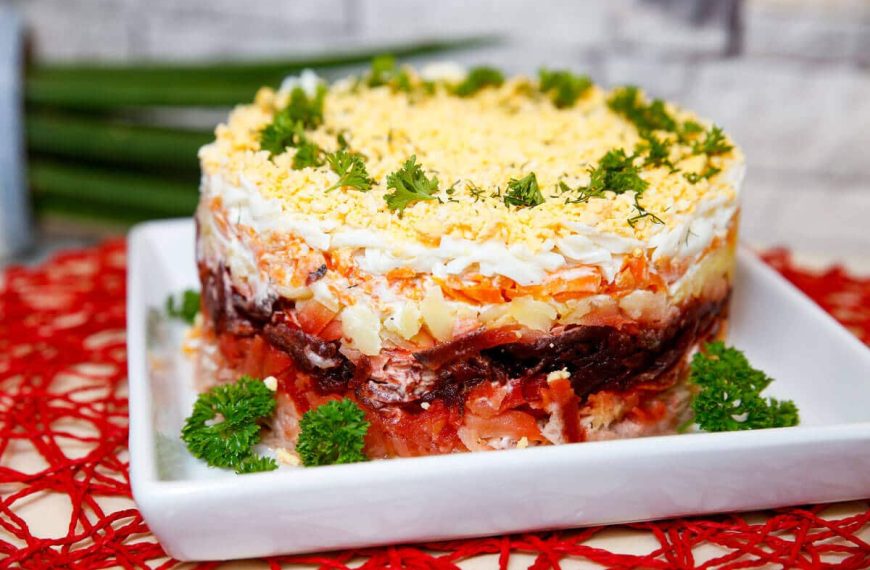 Schichtsalat mit Kartoffeln, Eiern, rote Beete und Thunfisch