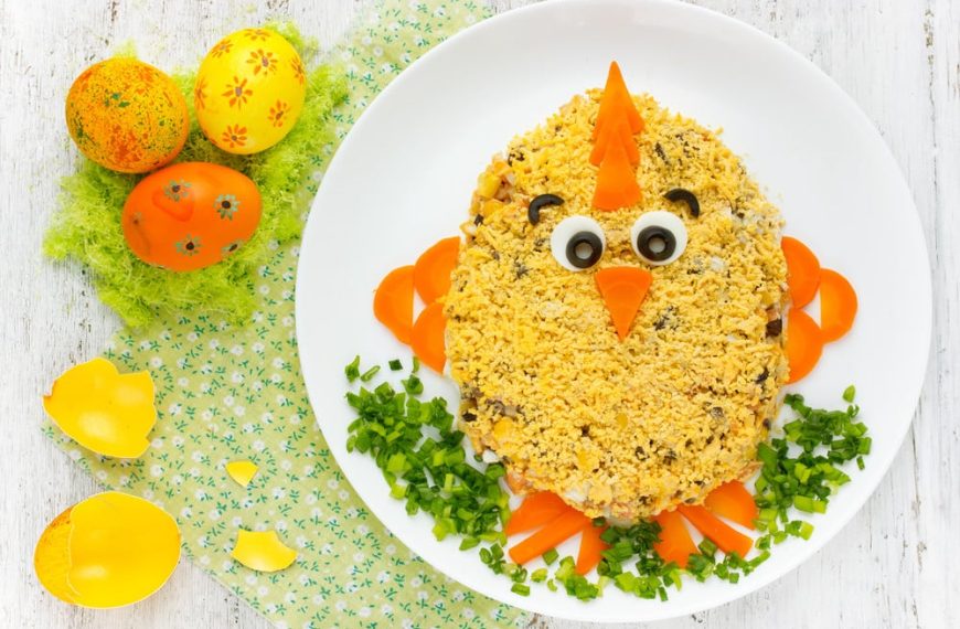 Schichtsalat mit Kartoffeln, Eiern und Hähnchen – Ostermenü