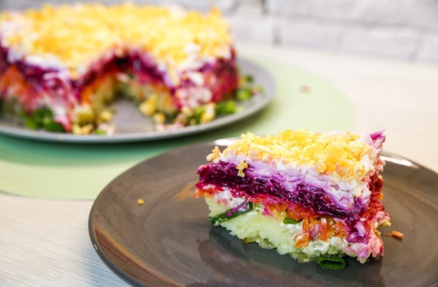 Schichtsalat mit Kartoffeln, roter Beete und Gurken