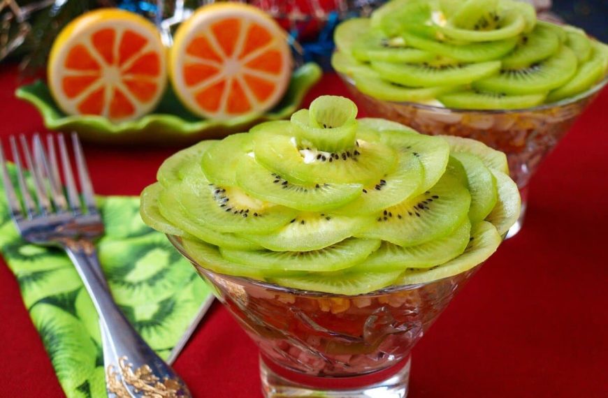 Schichtsalat mit Kiwi, Hähnchen, Eiern und koreanischen Karotten