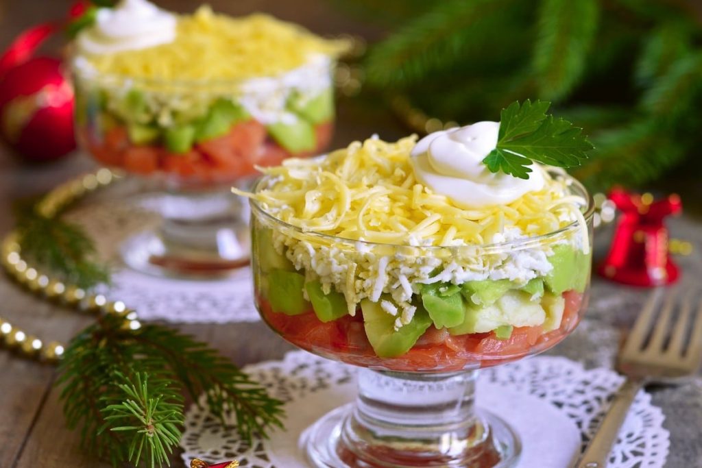 Schichtsalat mit Räucherlachs, Avocado, Eiern und Käse