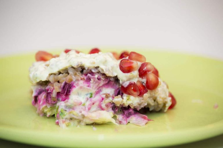 Schichtsalat Rotkäppchen mit Granatapfel und Gemüse