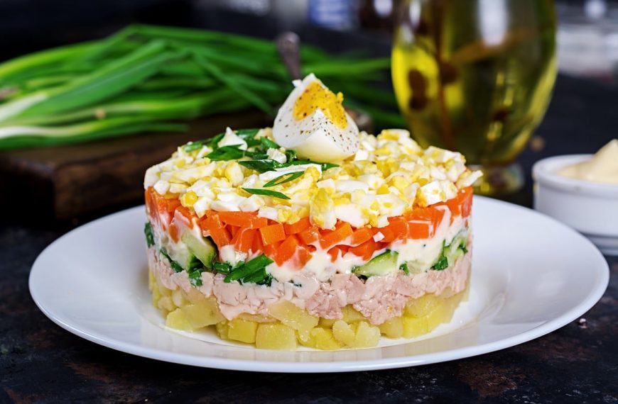 Schichtsalat mit Thunfisch, Eiern, Karotten und Kartoffeln